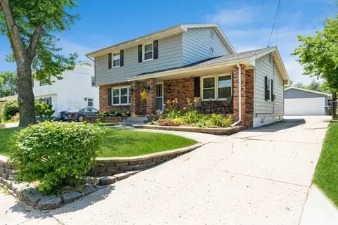 3012 E 32nd St, Des Moines, IA 50317
