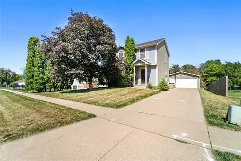 132 S 52nd St, West Des Moines, IA 50265