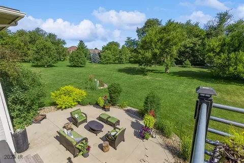 9709 Wickham Dr, Johnston, IA 50131