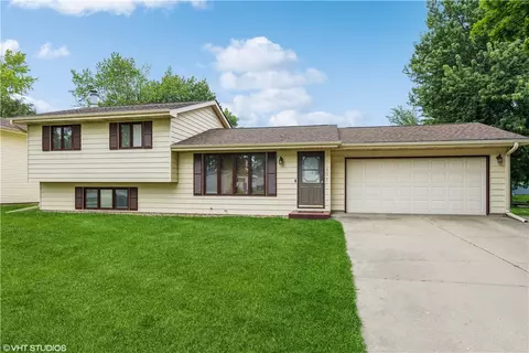 207 E 15th St, Pella, IA 50219