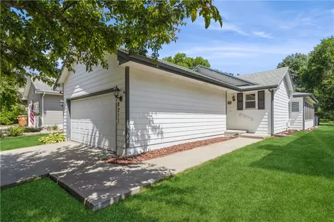 8211 Twana Dr, Urbandale, IA 50322