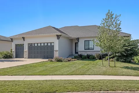 16243 Horton Cir, Urbandale, IA 50323