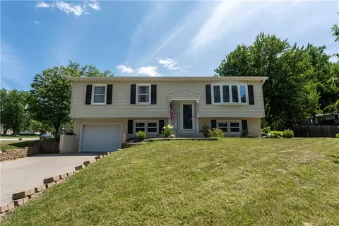 8921 Golden Valley Dr, Norwalk, IA 50211