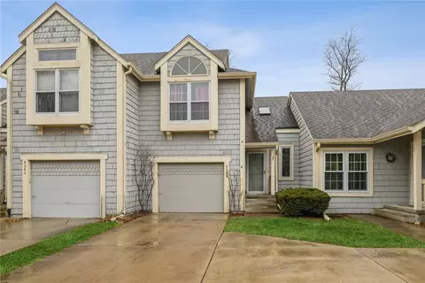 8088 Cobblestone Rd, Urbandale, IA 50322