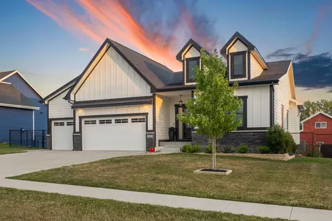 1604 Tanglewood Dr, Polk City, IA 50226
