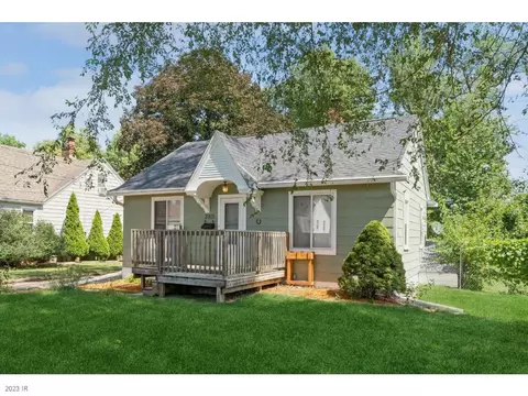 3915 68th St, Urbandale, IA 50322