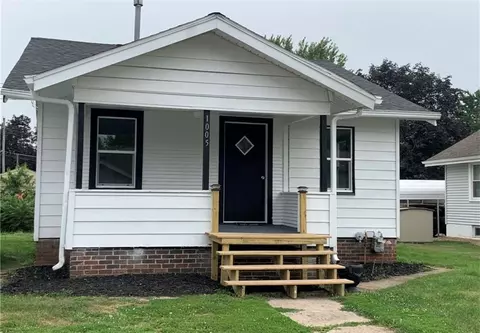 1005 N 6th Ave E, Newton, IA 50208