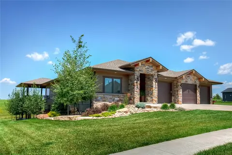 1006 Lakeview Dr, Pella, IA 50219