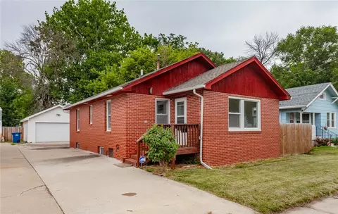 718 Grandview Ave, Des Moines, IA 50316