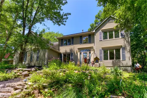7231 Plum Dr, Urbandale, IA 50322