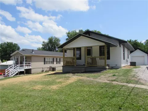 210 E Douglas St, Knoxville, IA 50138