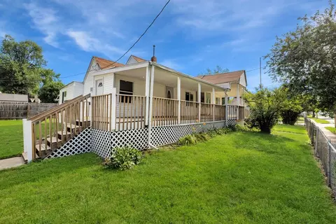 2816 Maple St, Des Moines, IA 50317