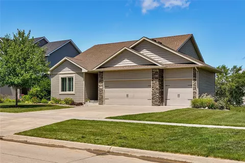 916 NW Reinhart Dr, Ankeny, IA 50023