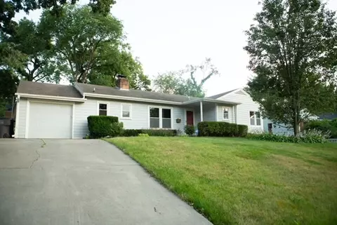 5828 Pleasant Dr, Des Moines, IA 50312