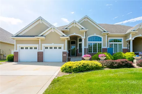 862 Burr Oaks Dr, West Des Moines, IA 50266