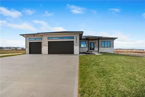 2834 NW Beechwood Dr, Grimes, IA 50111