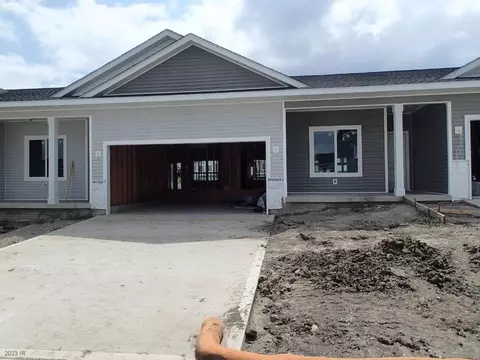 9672 Crestview Dr, West Des Moines, IA 50266