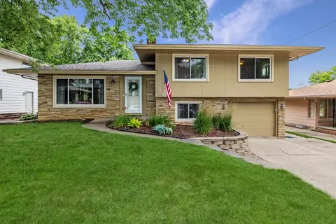 3327 Vilura Pkwy, Des Moines, IA 50310