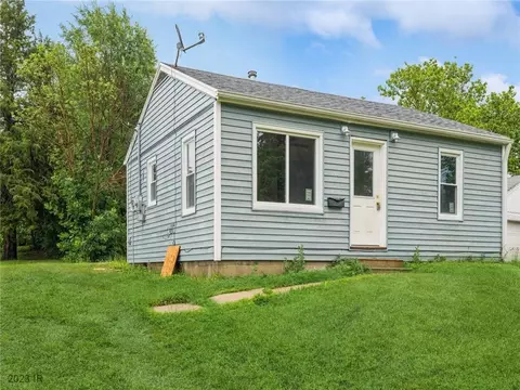 708 E 20th St S, Newton, IA 50208