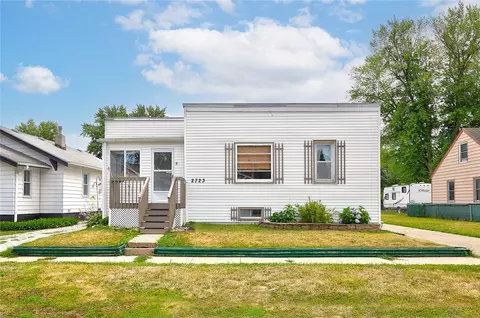 2723 E Walnut St, Des Moines, IA 50317
