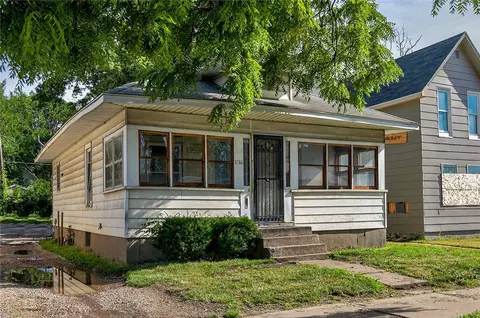 1736 E Grand Ave, Des Moines, IA 50316
