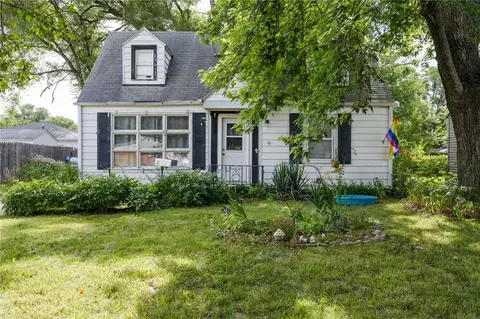 3719 Wright St, Des Moines, IA 50316