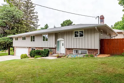 2201 Thornton Dr, Des Moines, IA 50321