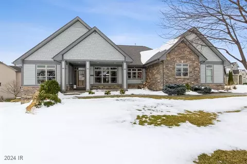 16412 Creekside Cir, Clive, IA 50325