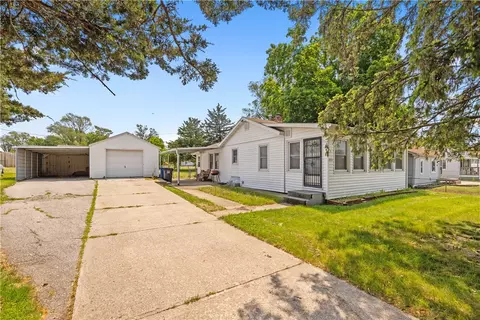 2513 E 40th Ct, Des Moines, IA 50317