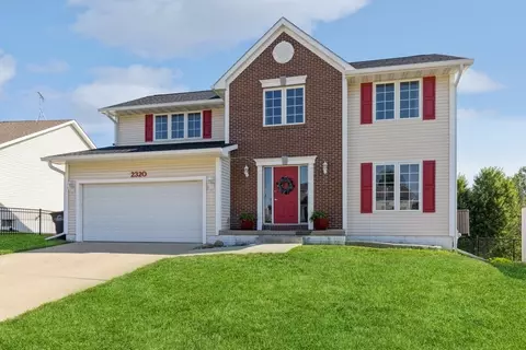 2320 E Luster Ln, Des Moines, IA 50320