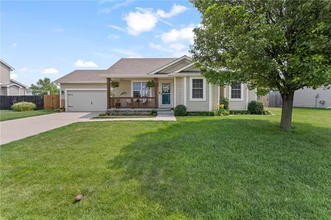 1725 SE Oxford Dr, Waukee, IA 50263