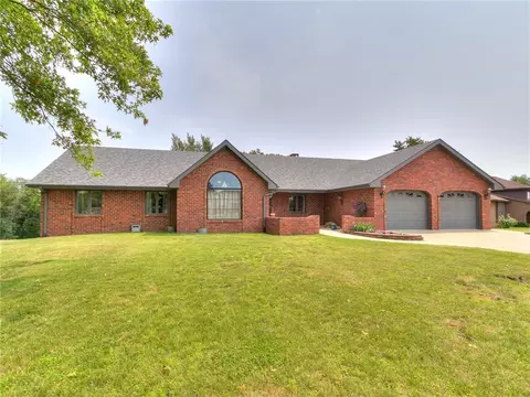 110 Skyline Dr, Knoxville, IA 50138