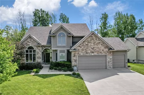 6041 NW 94th St, Johnston, IA 50131