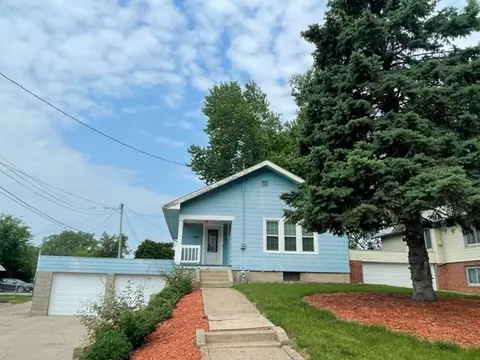 809 1st St N, Newton, IA 50208