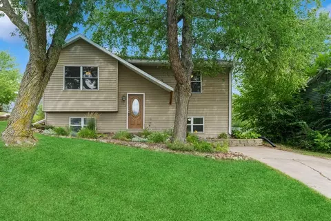 125 Brook Cir, Pella, IA 50219