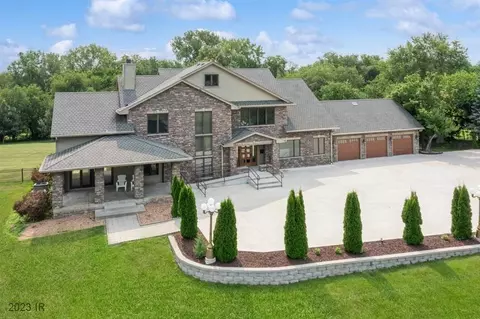 7365 NW 107th St, Johnston, IA 50131