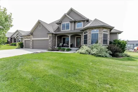 15208 Brookview Dr, Urbandale, IA 50323