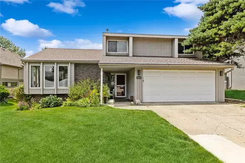2808 Claiborne Cir, Urbandale, IA 50322