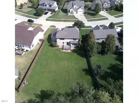 8550 Parkside Cir, West Des Moines, IA 50266
