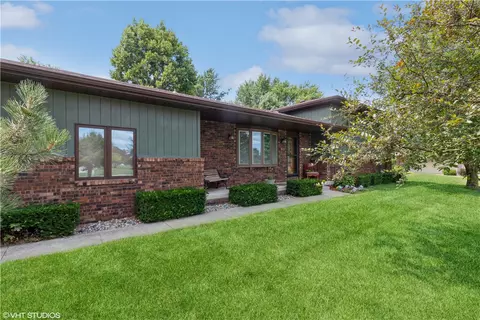 2621 Green Hills Dr, Ames, IA 50014