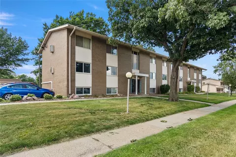 4210 62nd St, Urbandale, IA 50322