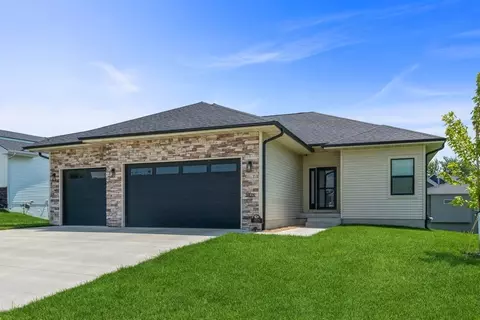 3475 E Philip St, Des Moines, IA 50320