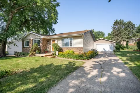 576 S Hickory Blvd, Pleasant Hill, IA 50327