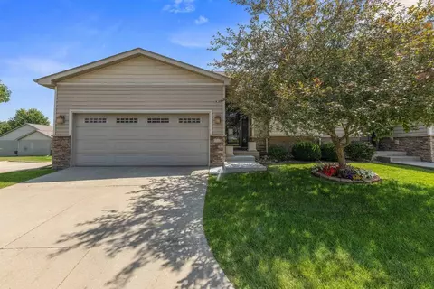 9542 Coneflower Ln, Johnston, IA 50131