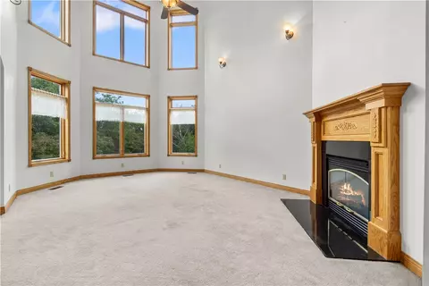 2277 Dakota Dr, Pella, IA 50219