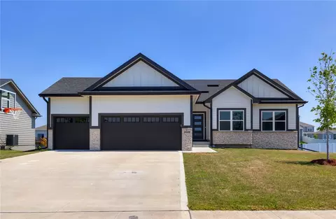 5505 147th St, Urbandale, IA 50323