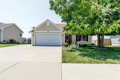 490 NE 60th St, Pleasant Hill, IA 50327