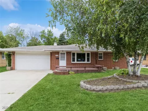 3308 Fairlane Dr, Des Moines, IA 50315