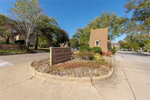 9523 University Ave #10, Clive, IA 50325