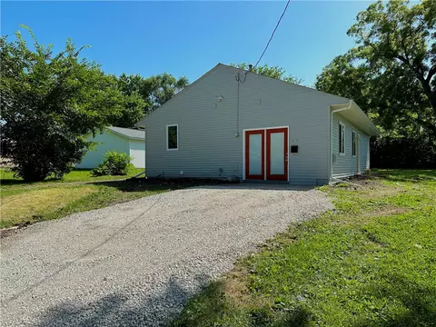 810 S 1st St, Indianola, IA 50125